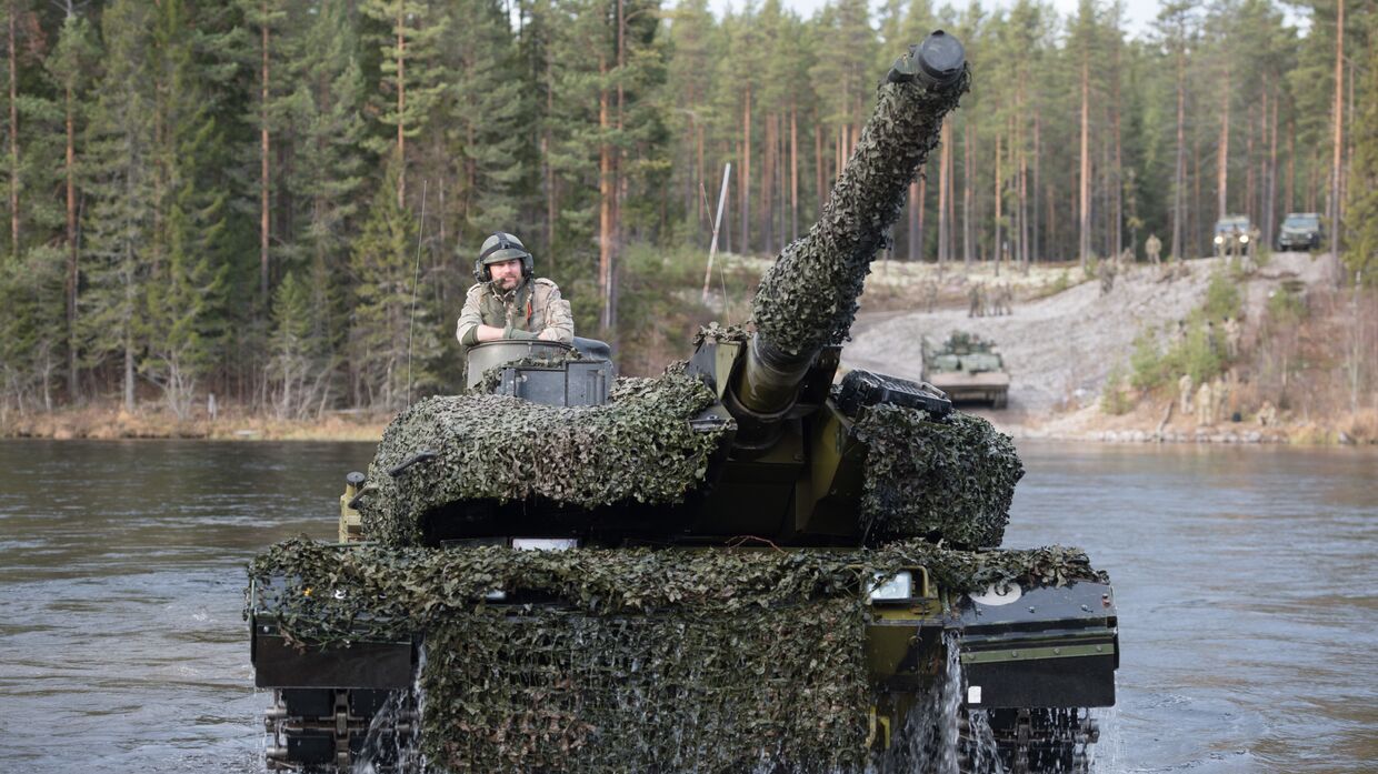 Датский танк Leopard 2 форсирует реку во время совместных учений войск НАТО Trident Juncture 2018 (Единый трезубец) в Норвегии