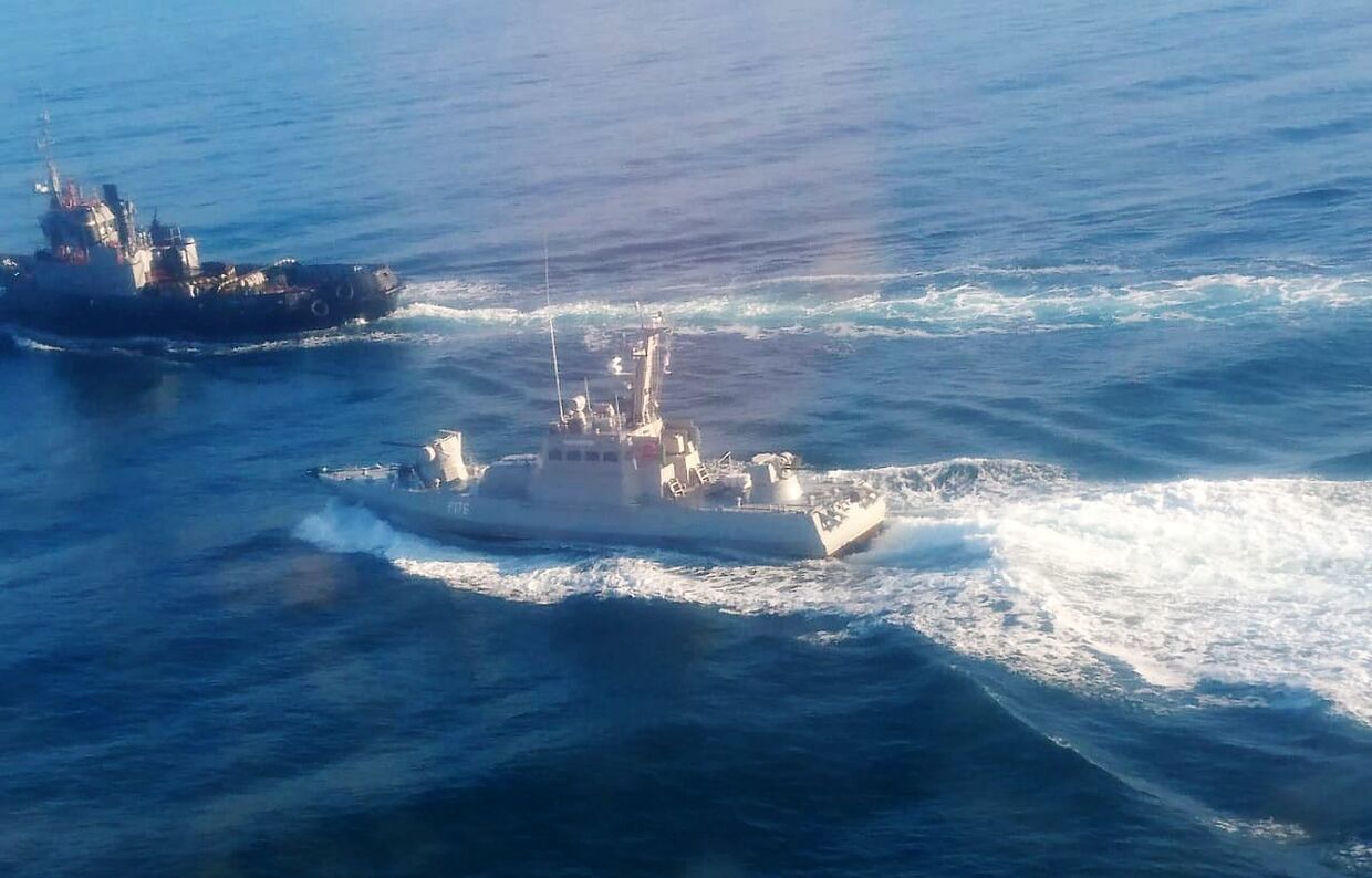 Три корабля ВМС Украины нарушили госграницу РФ и движутся к Керченскому проливу