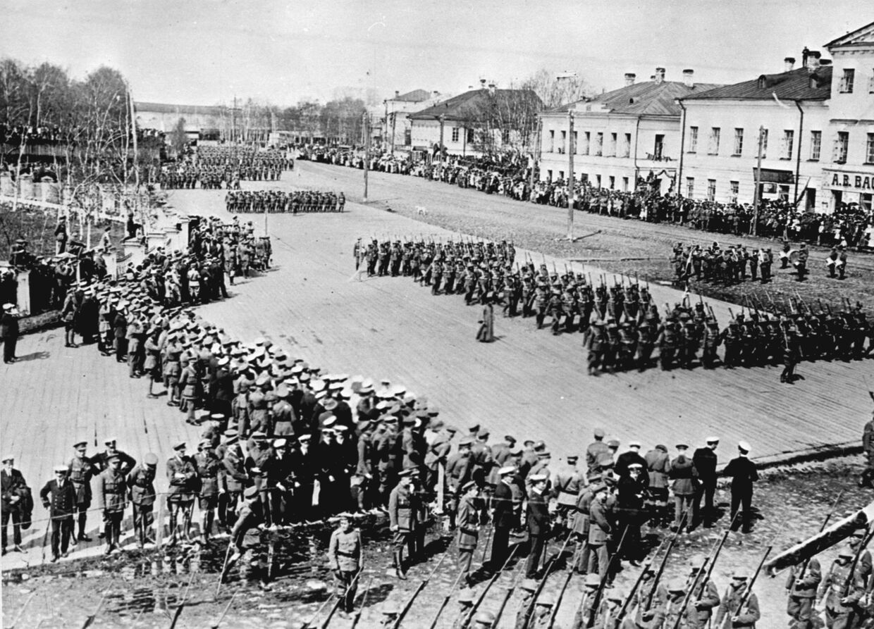 Англо-французские оккупационные войска во время парада на Соборной площади