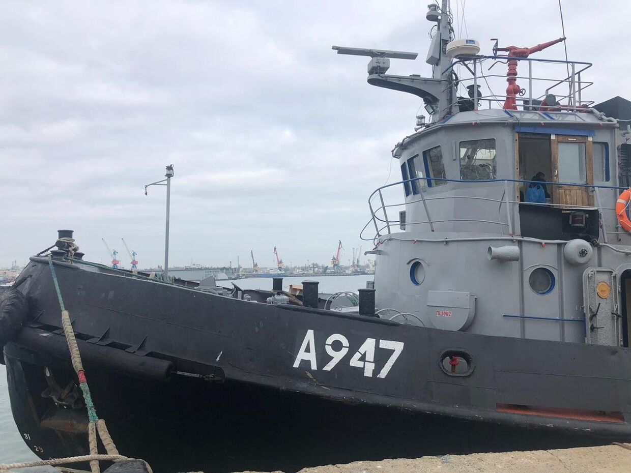Корабль ВМС Украины, задержанные пограничной службой РФ за нарушение государственной границы России, в порту Керчи