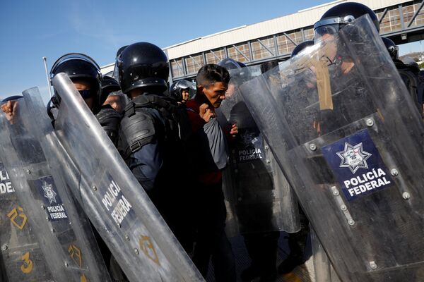 Полиция контролирует потоки мигрантов в Тихуане, Мексика
