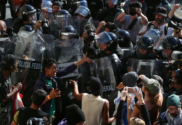 Мигранты во время столкновений с полицией в Тихуане, Мексика