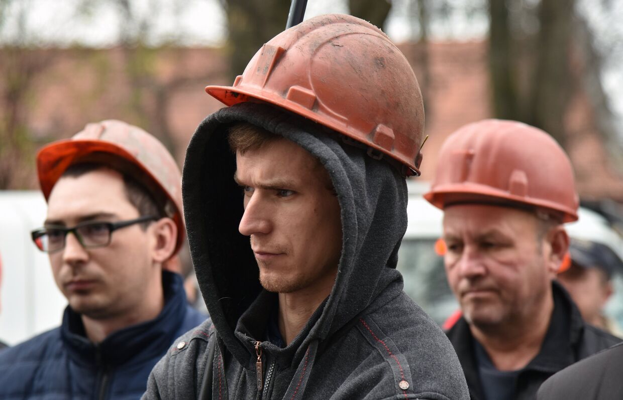 Участники акции протеста шахтеров  на одной из улиц Львова. 2 ноября 2018