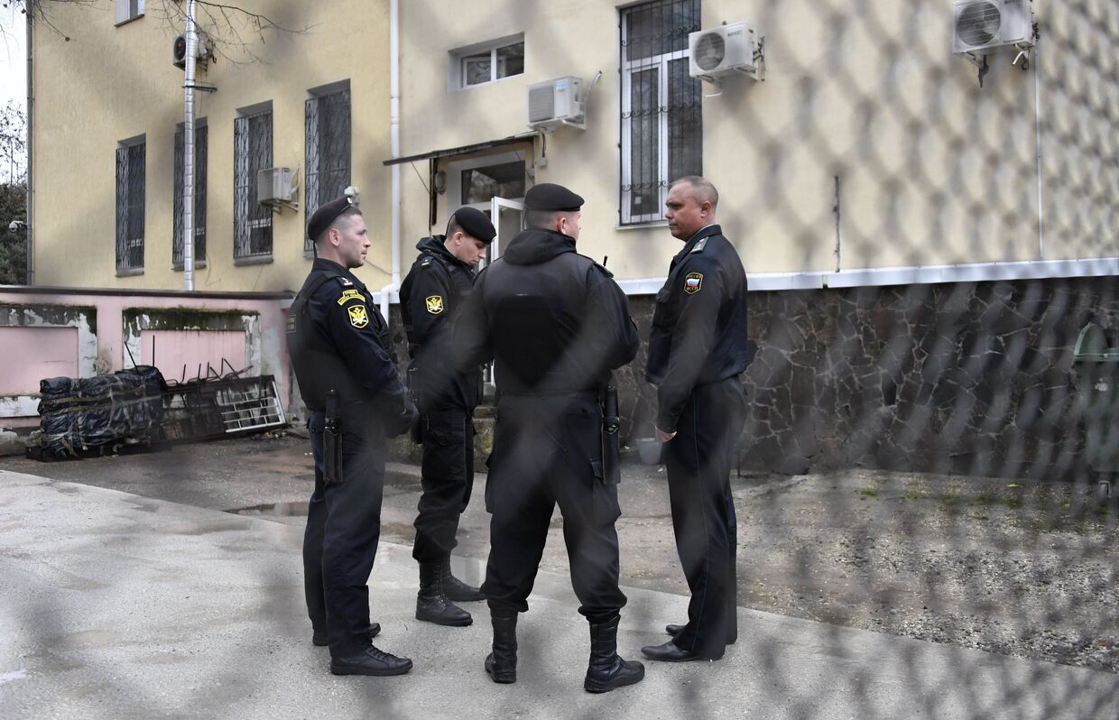 Сотрудники правоохранительных органов у здания Киевского районного суда Симферополя