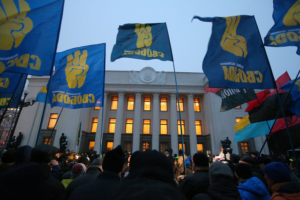 Сторонники украинской националистической партии Свобода проводят митинг возле Верховной рады с требованием принятия введения военного положения в Украине. 26 ноября 2018