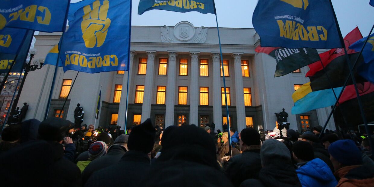 Сторонники украинской националистической партии Свобода проводят митинг возле Верховной рады с требованием принятия введения военного положения в Украине. 26 ноября 2018