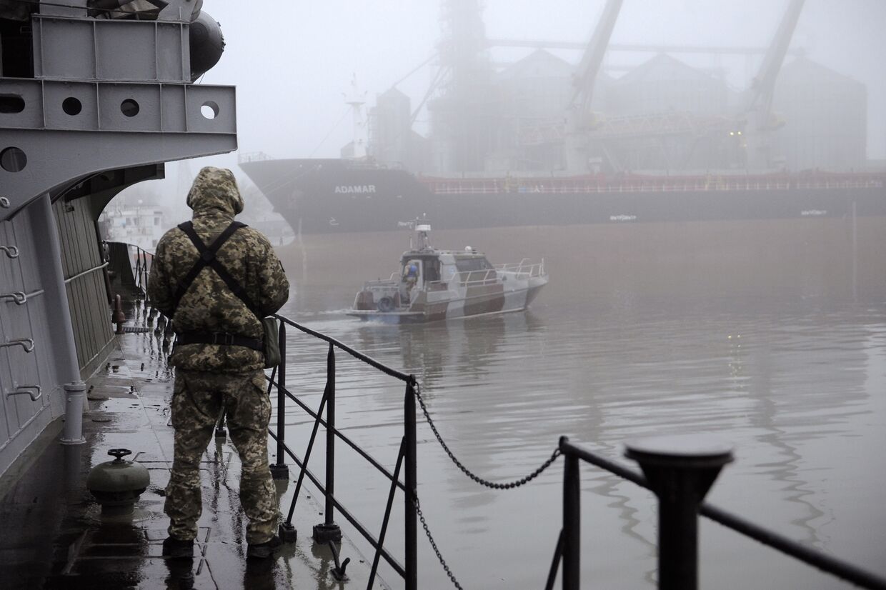Украинские военнослужащие на борту военного катера «Дондасс» в Мариуполе