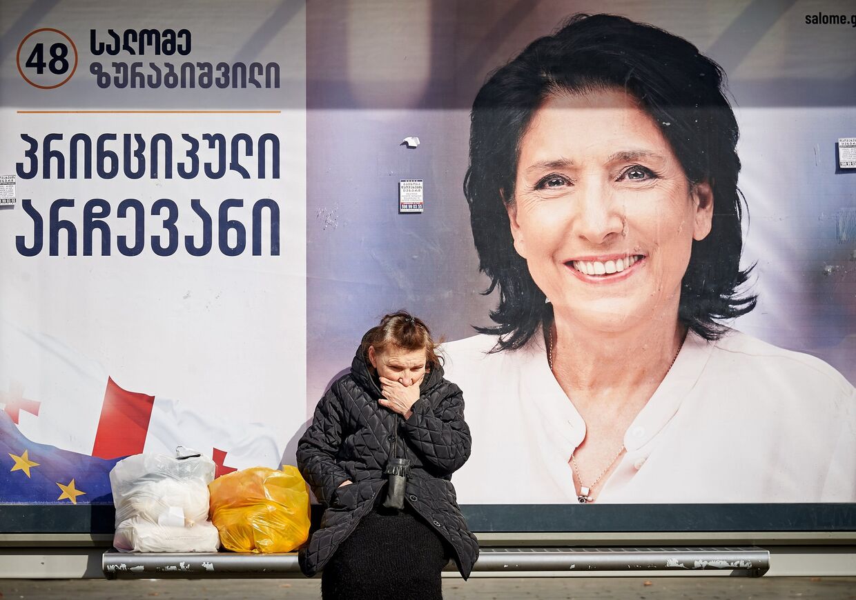 Предвыборный плакат независимого кандидата в президенты Грузии Саломе Зурабишвили