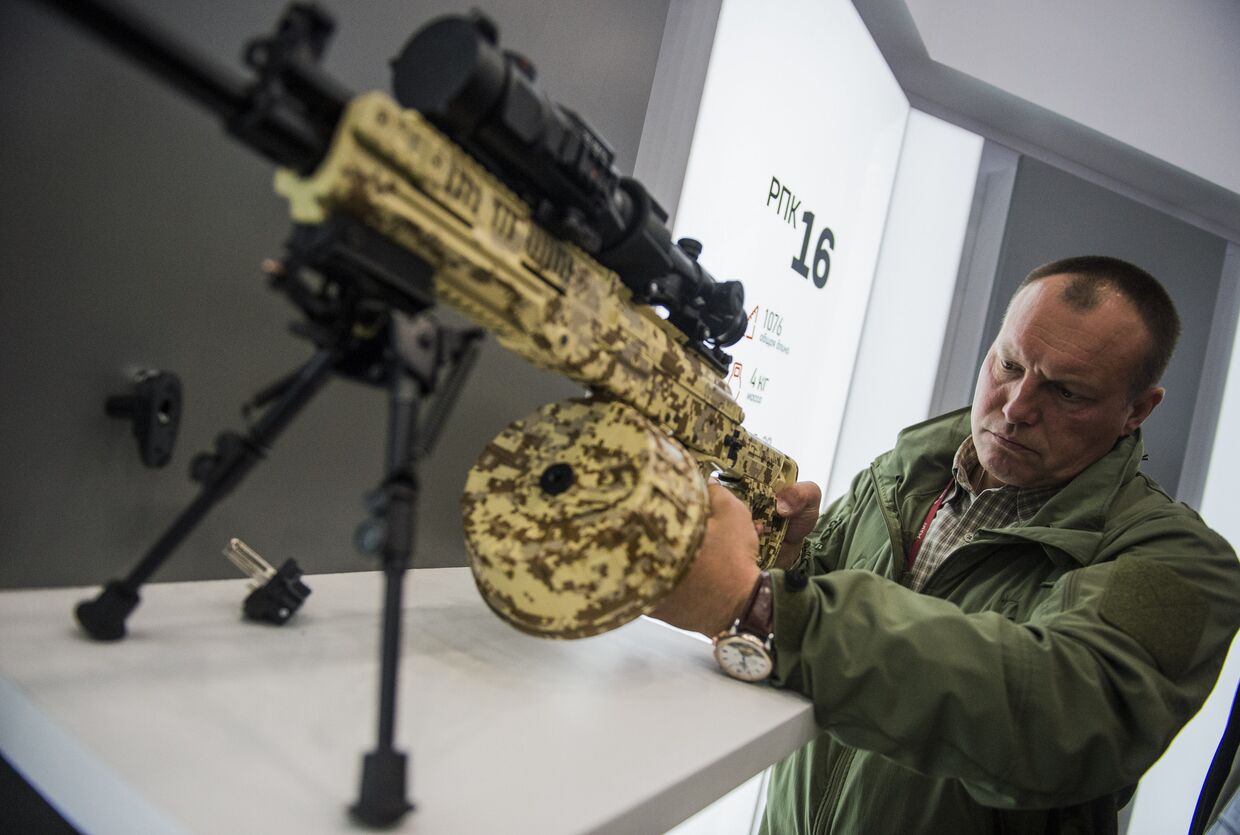 Посетитель осматривает пулемет РПК-16 концерна Калашников на международном военно-техническом форуме Армия-2016