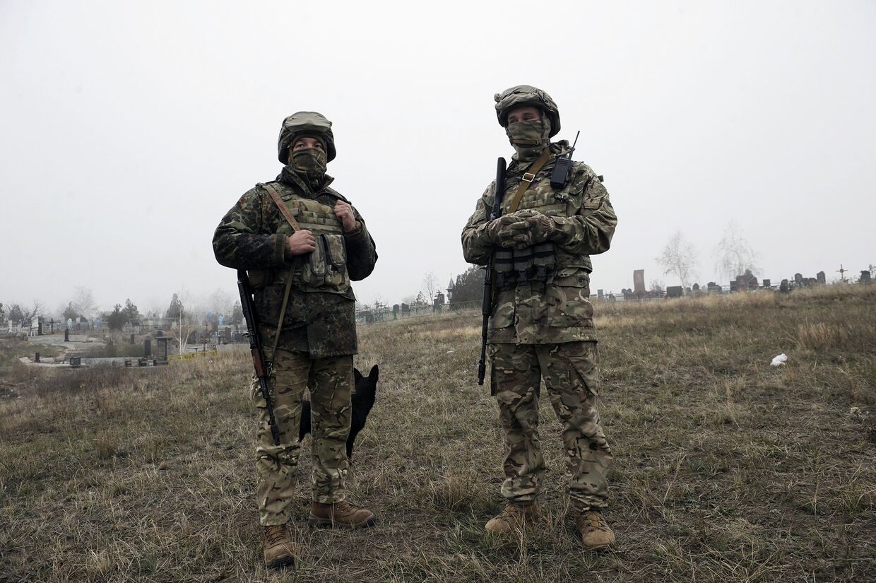 Украинские военнослужащие наблюдают за побережьем Азовского моря в районе Мариуполя. 26 ноября 2018