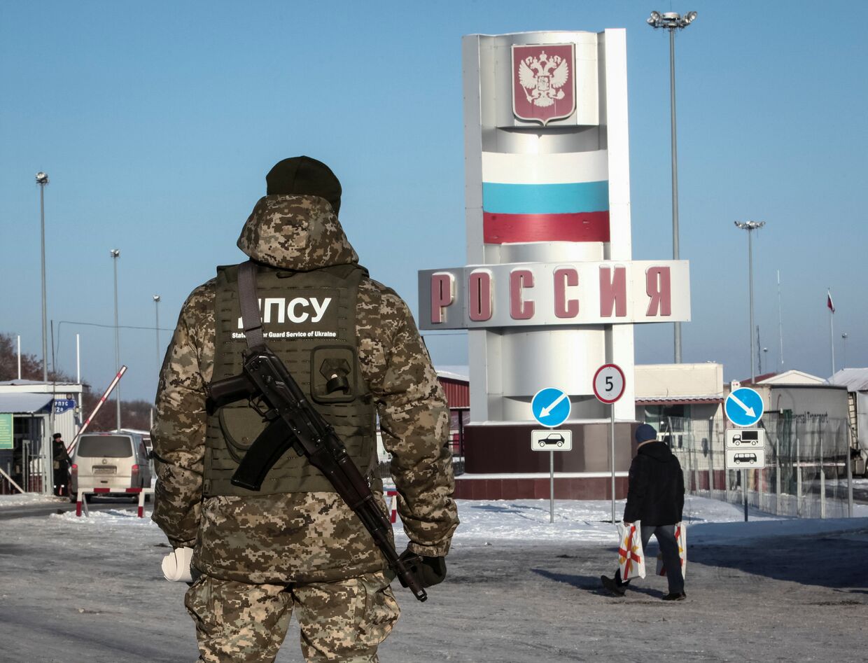 Пограничник на пункте пропуска Гоптовка в Харьковской области