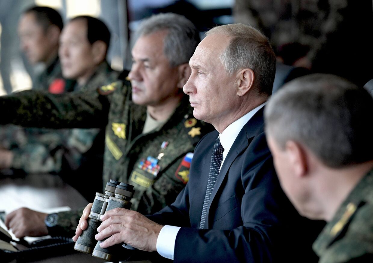 Президент РФ Владимир Путин наблюдает за ходом маневров на военных учениях Восток-2018