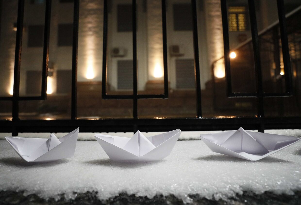 Бумажные кораблики во время акции протеста перед посольством России в Киеве