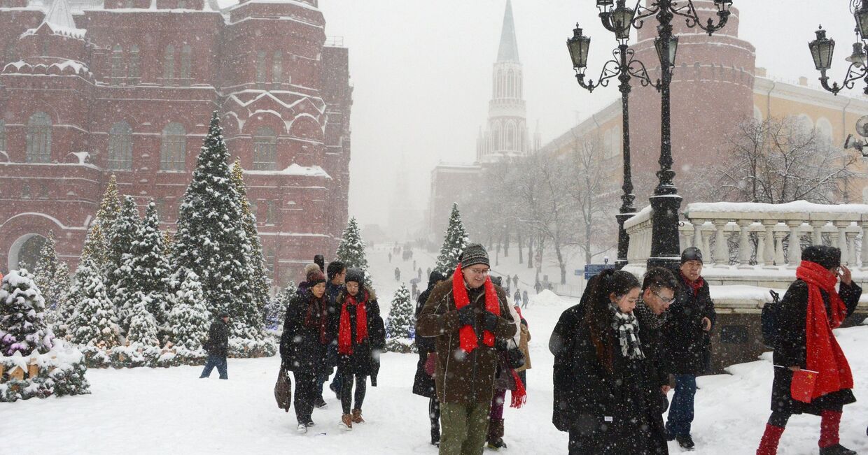 Прохожие во время снегопада на Манежной площади в Москве. 4 февраля 2018