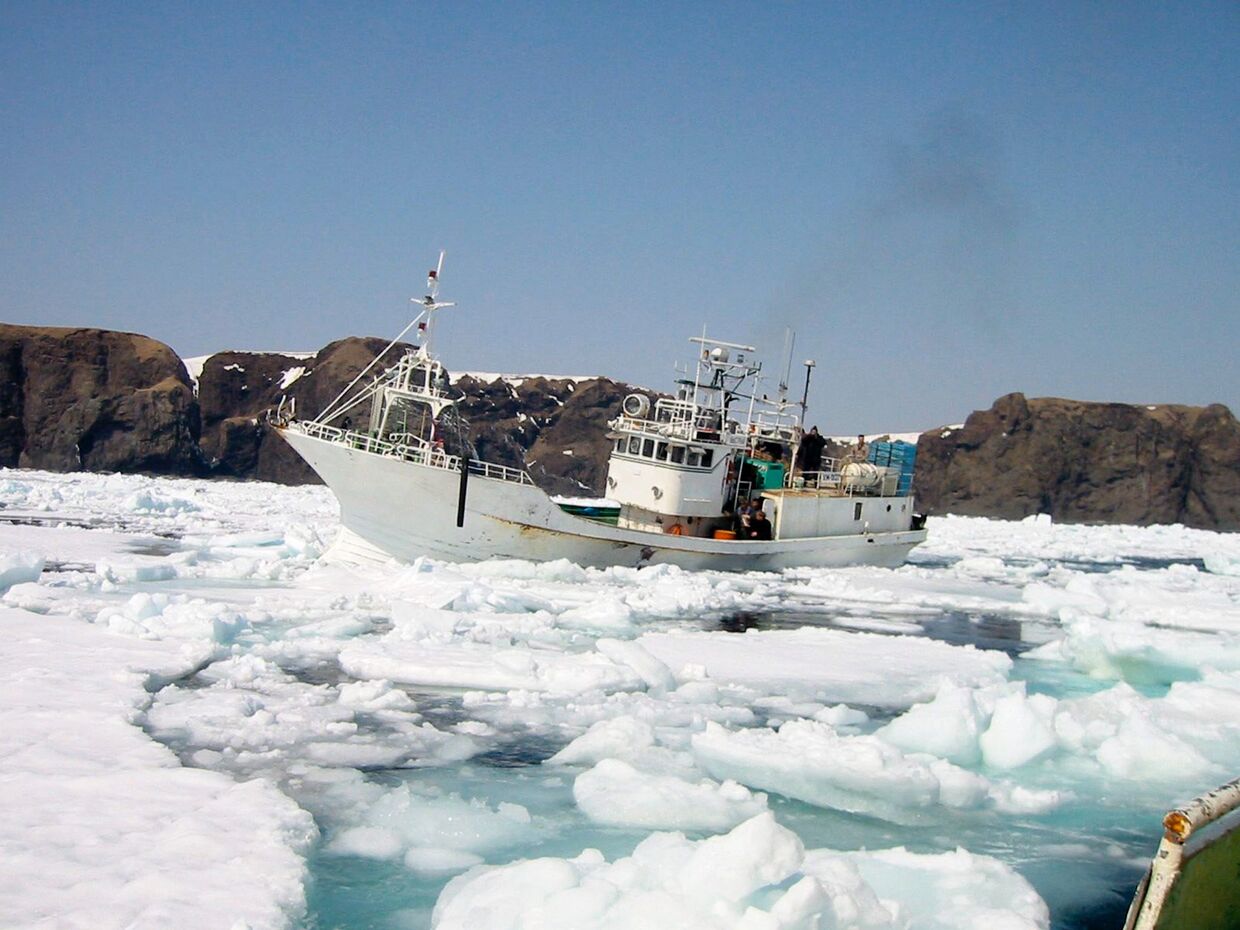 Российское рыболовецкое судно у берегов острова Хабомаи Малой Курильской гряды. Сахалинская область