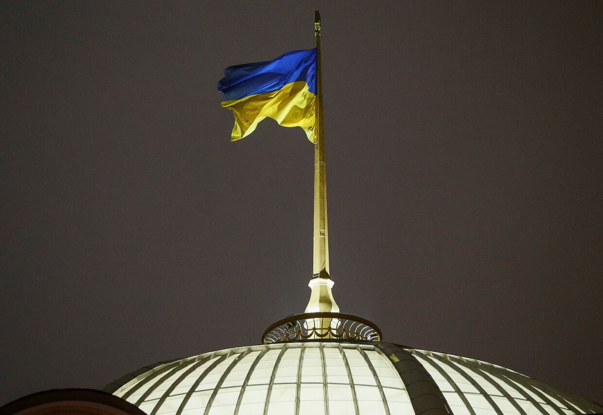 Украинский государственный флаг развевается над Верховной Рады