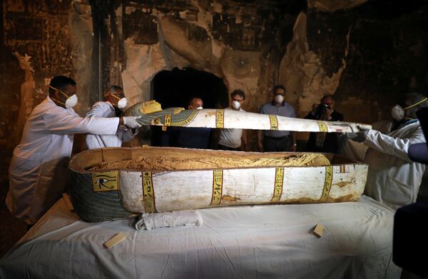 Археологи вскрывают древний саркофаг внутри гробницы в Луксоре