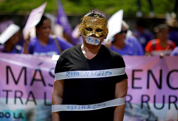Участники акции в Международный день борьбы за ликвидацию насилия в отношении женщин в Сан-Сальвадоре