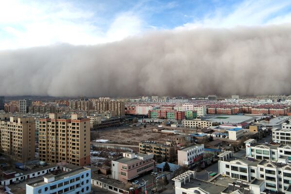 Песчаная буря обрушилась на город Чжанъе в провинции Ганьсу