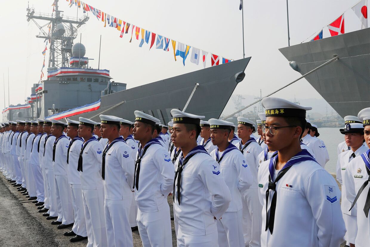 Парад тайваньских моряков в честь ввода в эксплуатацию двух новых фрегатов, купленных у США в порту Гаосюн