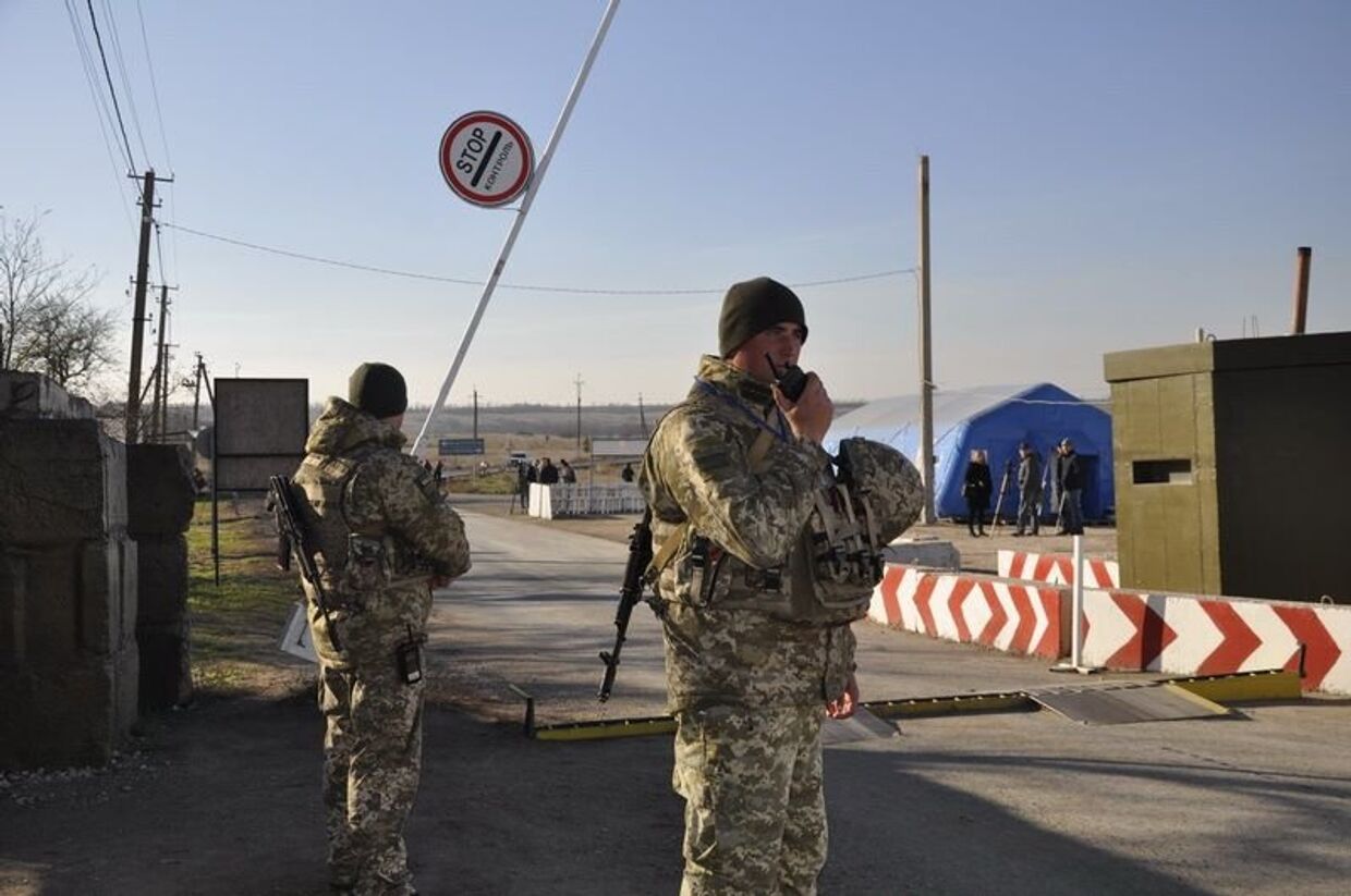 Украинские пограничники на контрольно-пропускном пункте