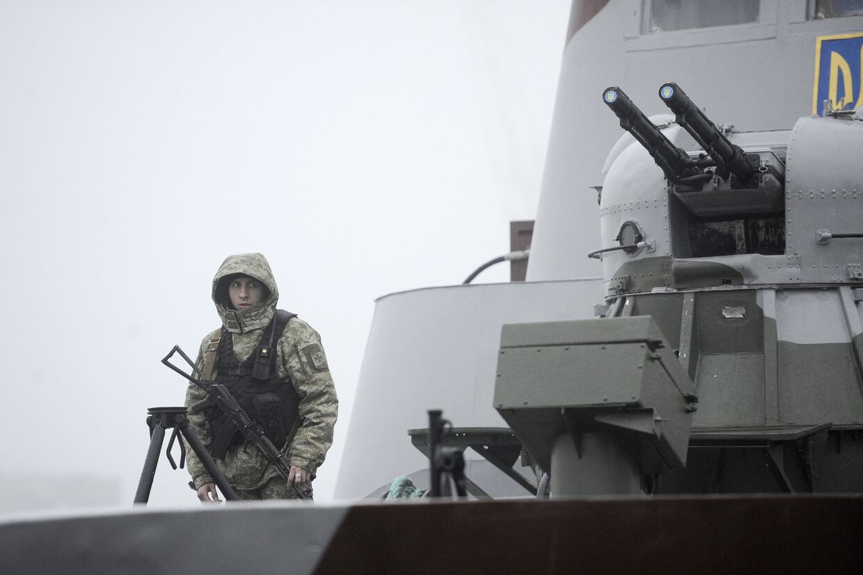 Украинские военнослужащие на борту военного катера «Дондасс» в Мариуполе
