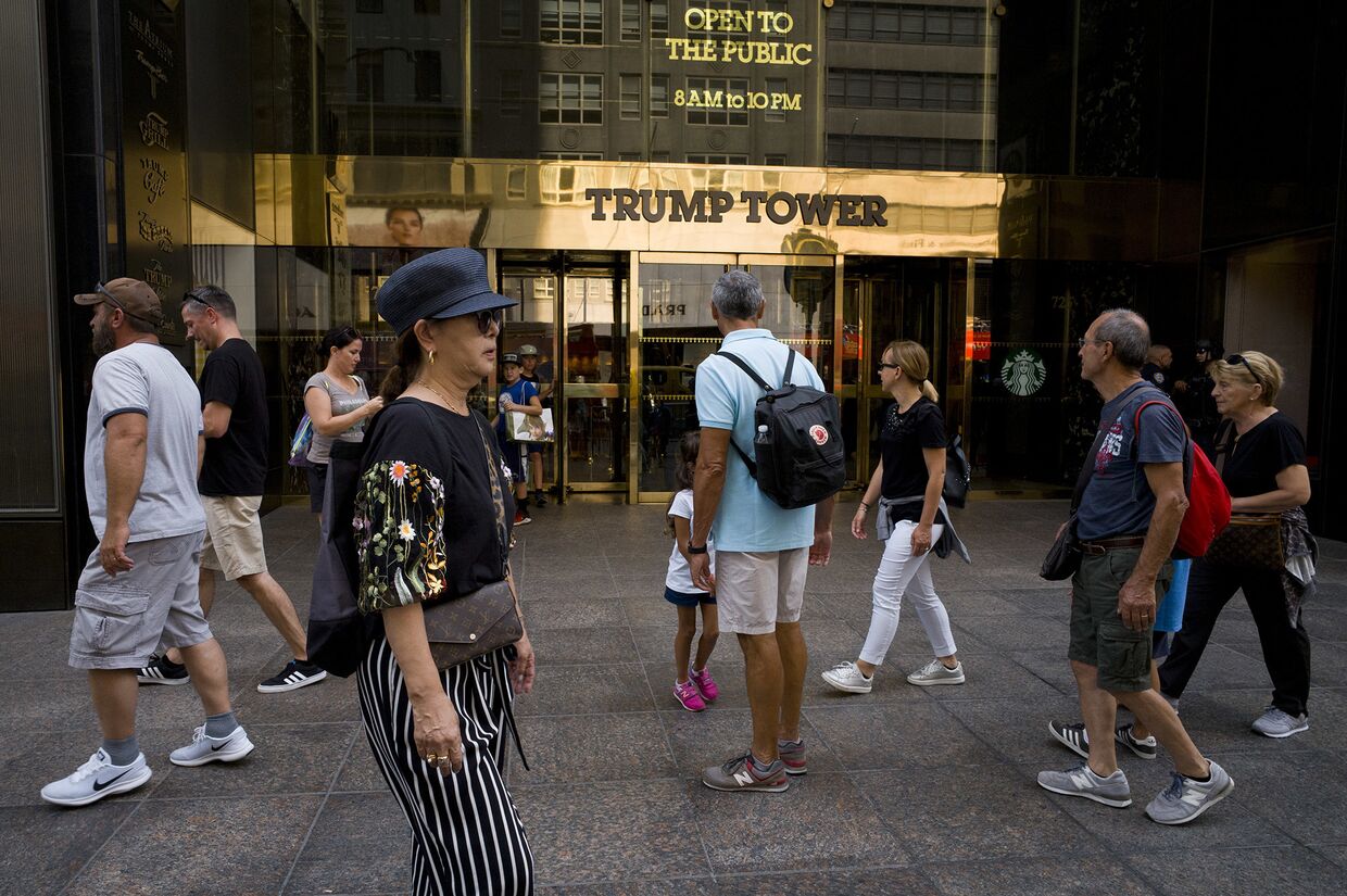 Прохожие у входа в Трамп-Тауэр в Нью-Йорке