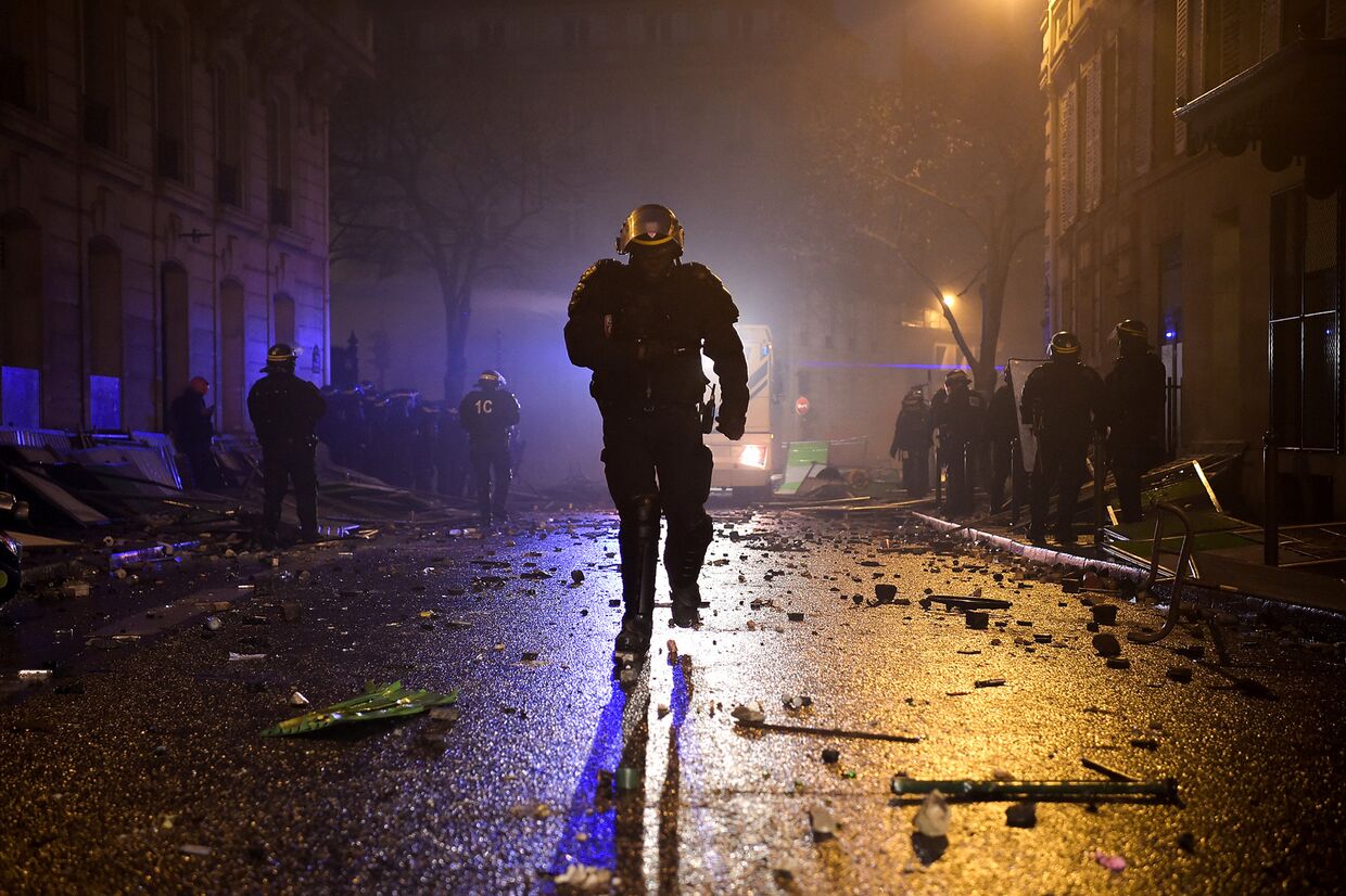 Полицейский во время акций протеста в Париже
