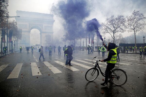 Протестующие возле Триумфальной арки в Париже