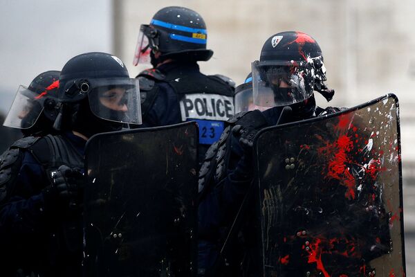 Французские полицейские во время акции протеста в Париже