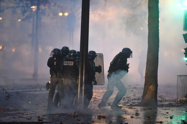 Полиция во время столкновений с протестующими в Париже