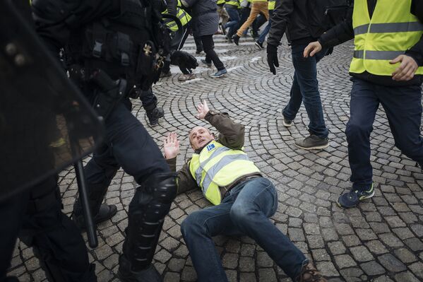 Протестующий во время столкновений с полицией в Париже