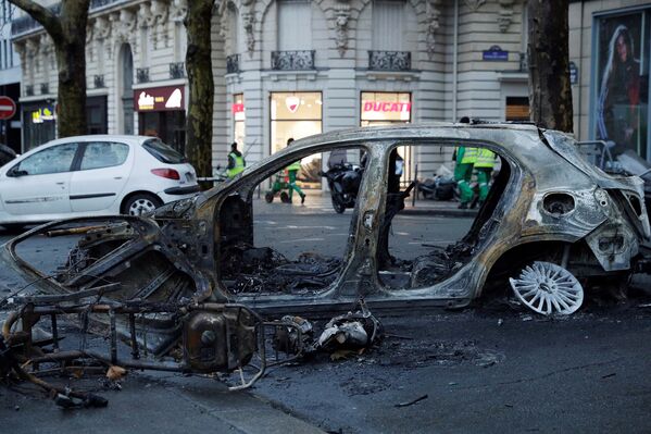 Сгоревший автомобиль на улице Парижа