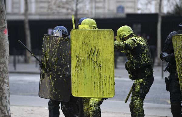 Сотрудники полиции во время столкновений с демонстрантами в Париже