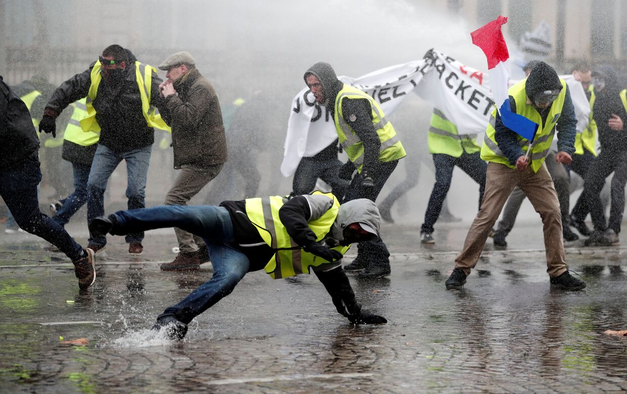 Участники акции протеста в Париже