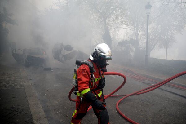 Бригада пожарных во время протестов в Париже
