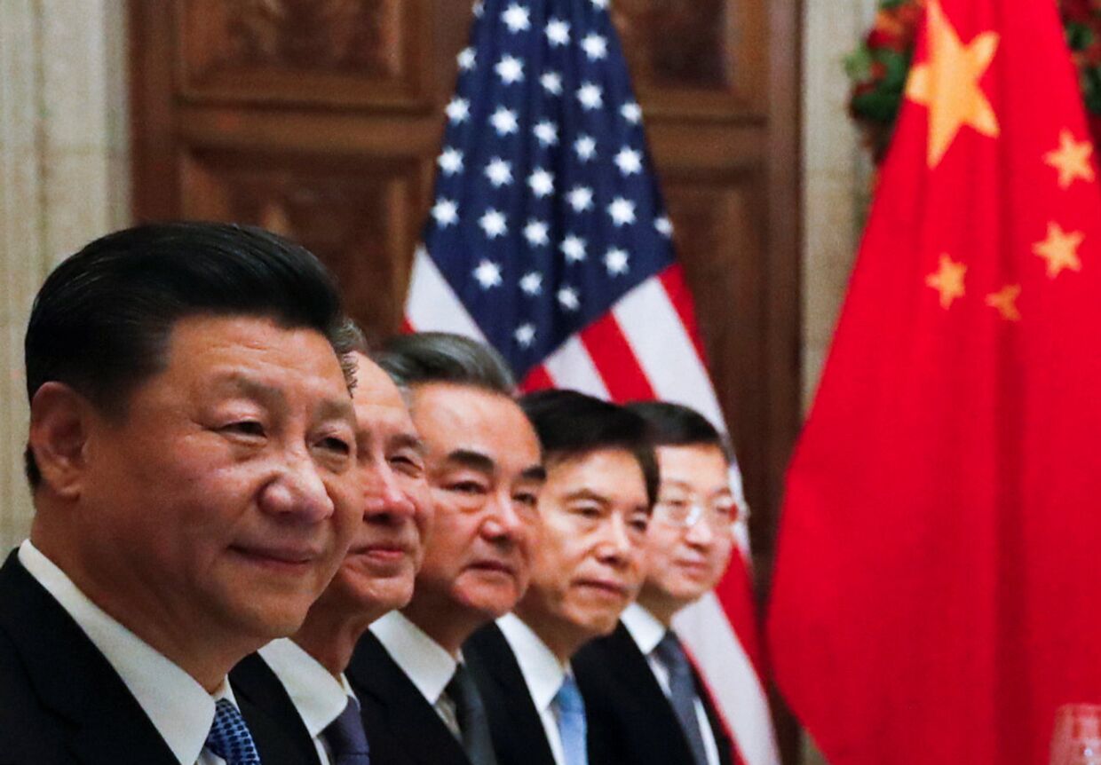 Председатель КНР Си Цзиньпин и члены китайской делегации во время ужина с президентом США Дональдом Трампом в Буэнос-Айресе