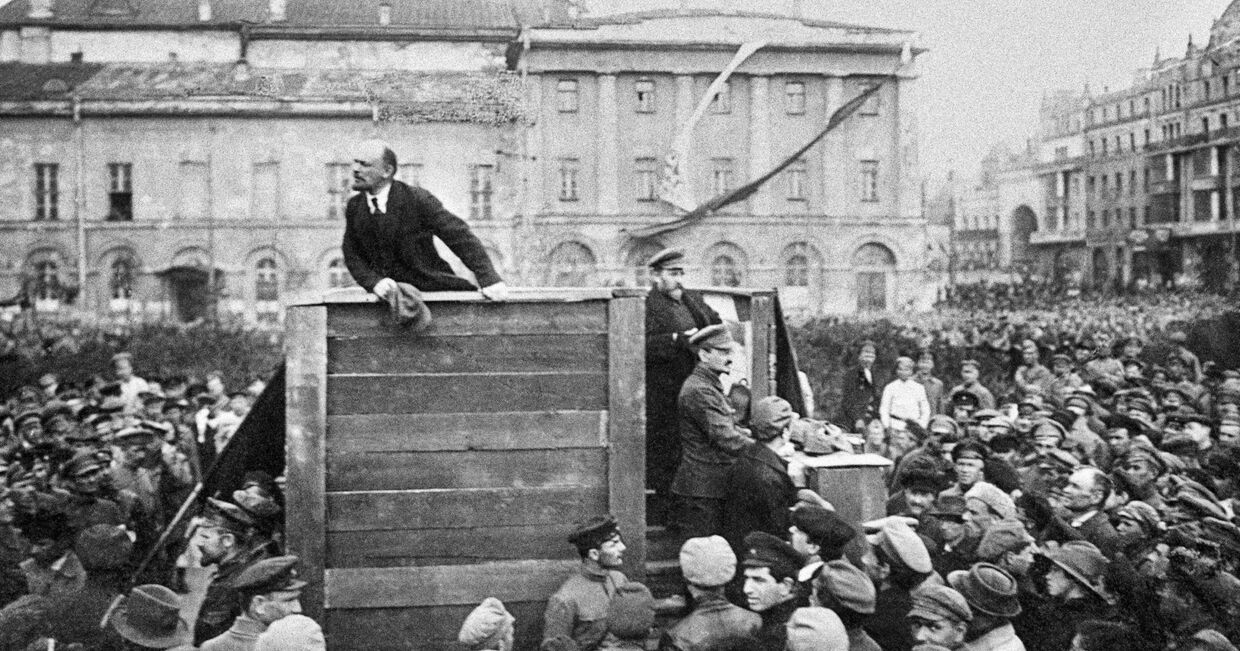 Выступление Владимира Ленина с трибуны на площади перед народом и соратниками
