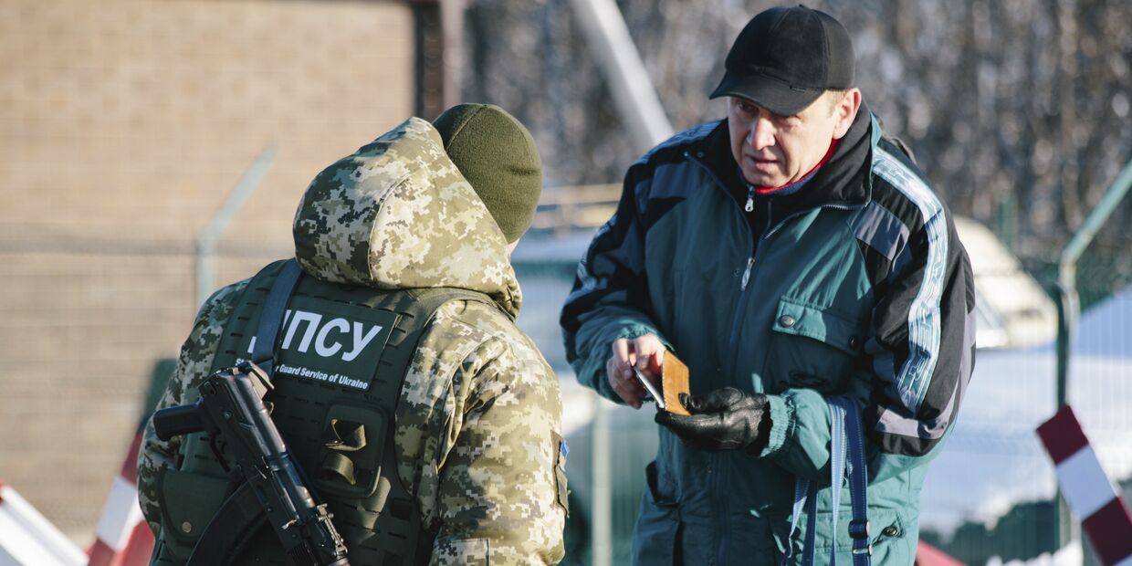 Украинский пограничник на контрольно-пропускном пункте Гоптовка на границе России и Украины. 30 ноября 2018