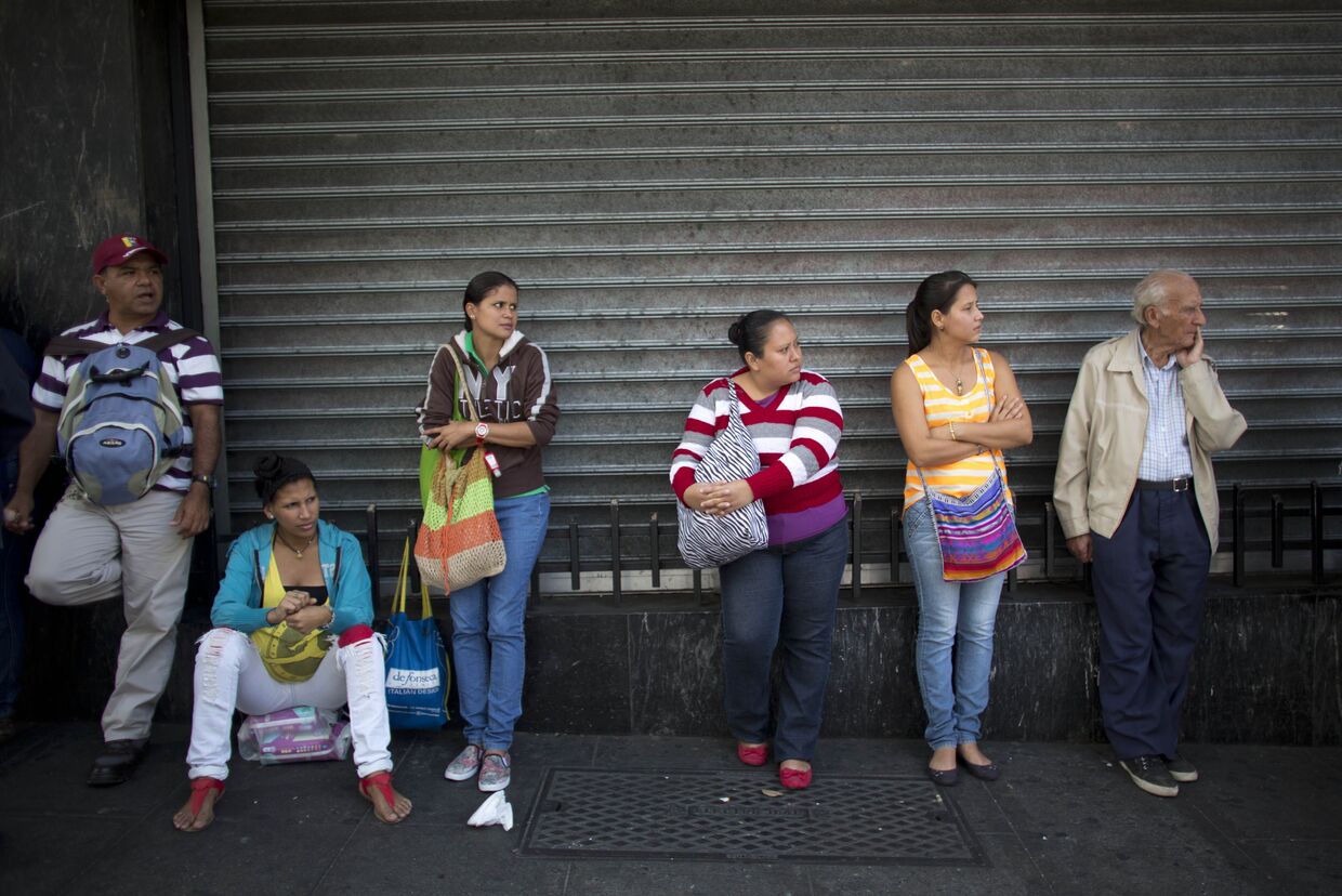 Жители Каракаса в очереди в супермаркет