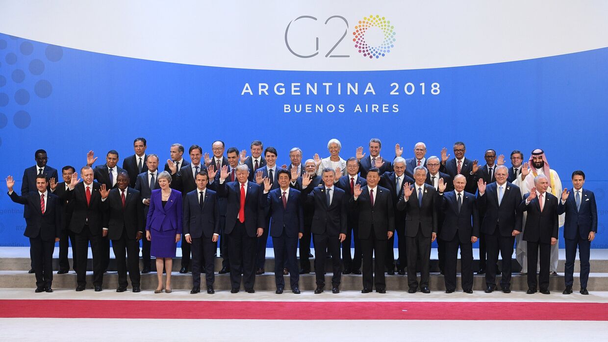 Совместное фотографирование глав делегаций - участников саммита G20 в Аргентине