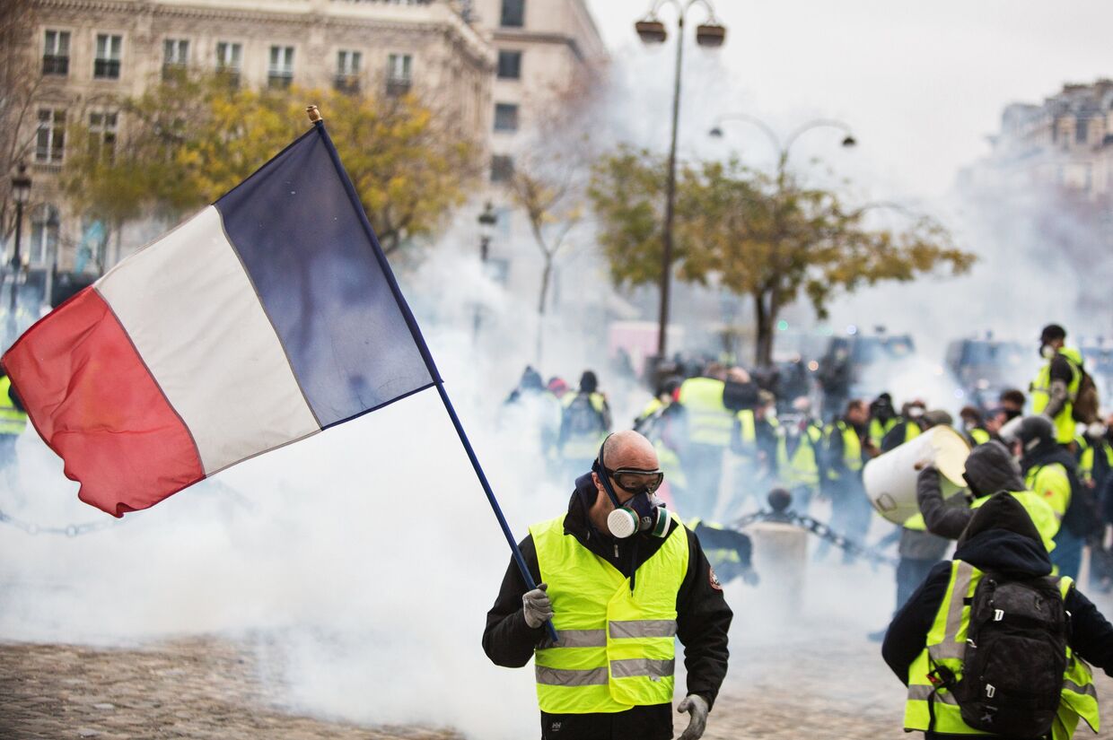 Акция протеста автомобилистов жёлтые жилеты в Париже