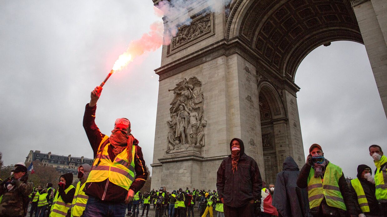Акция протеста автомобилистов жёлтые жилеты в Париже Акция протеста автомобилистов жёлтые жилеты в Париже