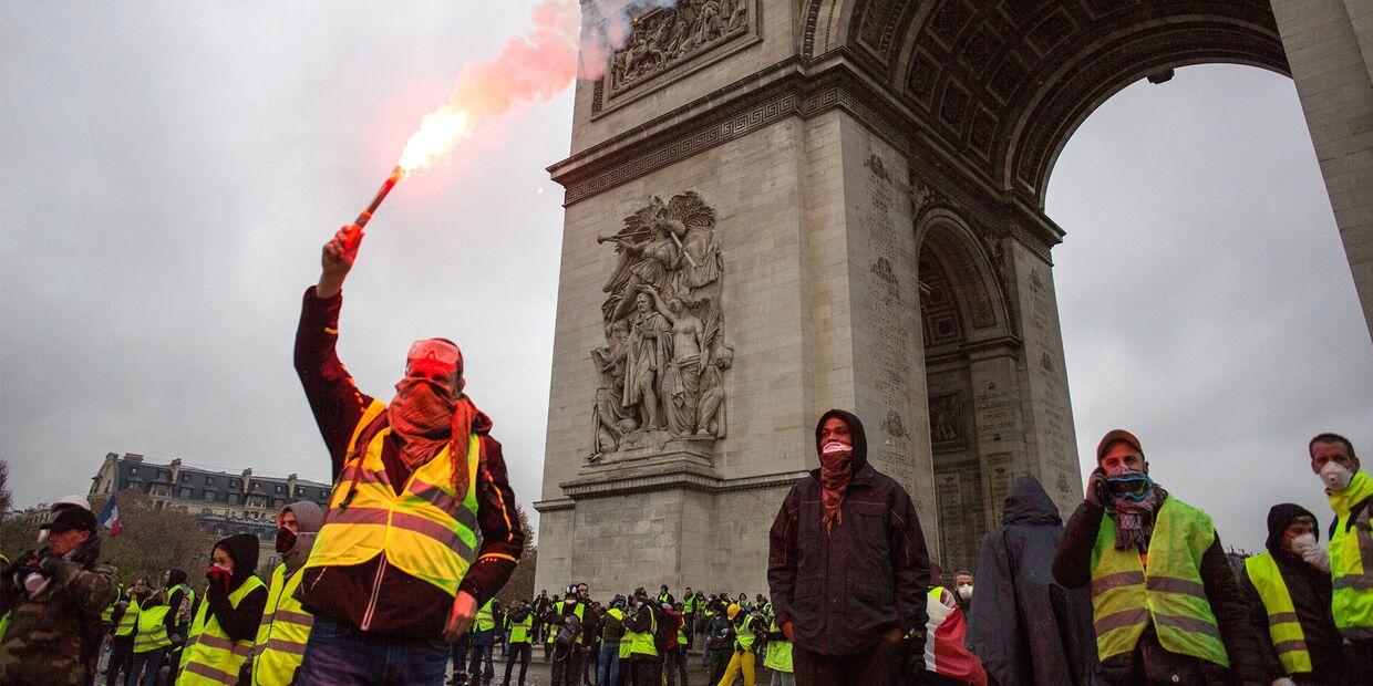 Акция протеста автомобилистов жёлтые жилеты в Париже Акция протеста автомобилистов жёлтые жилеты в Париже