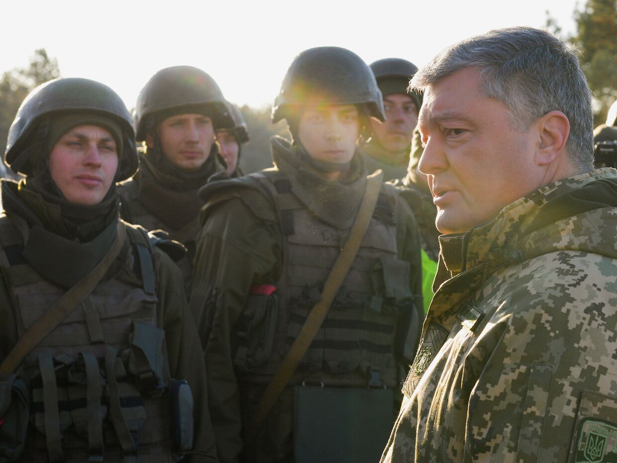 Президент Украины Петр Порошенко во время военных учений в Черниговской области. 28 ноября 2018