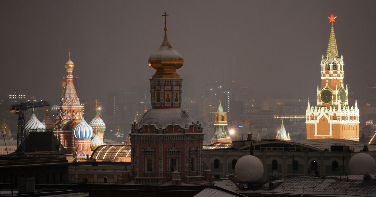 Спасская башня Московского Кремля, храм Богоявления Господня и Покровский собор