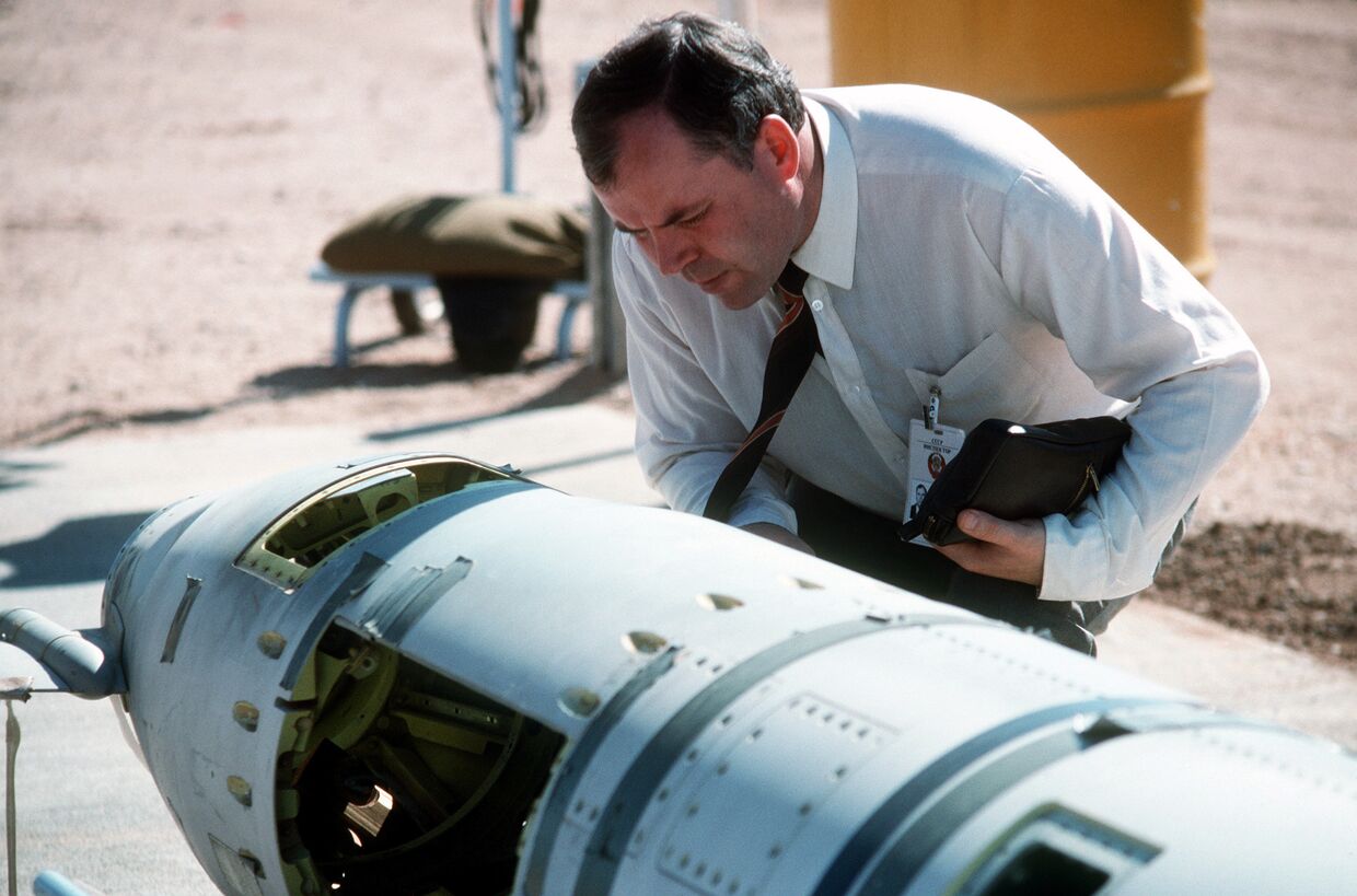 Советский инспектор осматривает американскую крылатую ракету наземного базирования «Томагавк», 1988 год