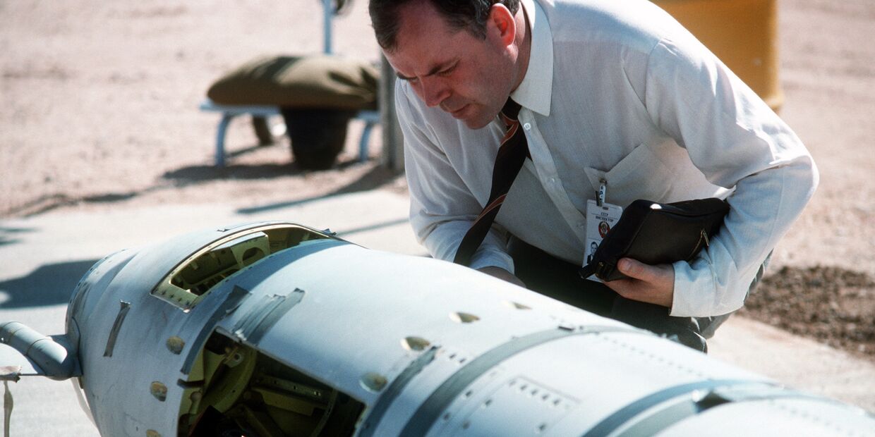 Советский инспектор осматривает американскую крылатую ракету наземного базирования «Томагавк», 1988 год Советский инспектор осматривает американскую крылатую ракету наземного базирования «Томагавк», 1988 год