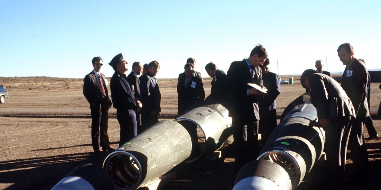 Советские инспекторы и американские сопровождающие среди демонтированных ракет Pershing II