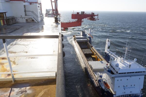 Погрузка труб для строительства трубопровода Северный поток-2 на судно Solitaire Погрузка труб для строительства трубопровода Северный поток-2 на судно Solitaire